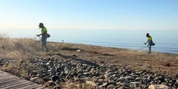 El Ayuntamiento de Estepona desbroza y limpia los más de treinta tramos de corredor litoral