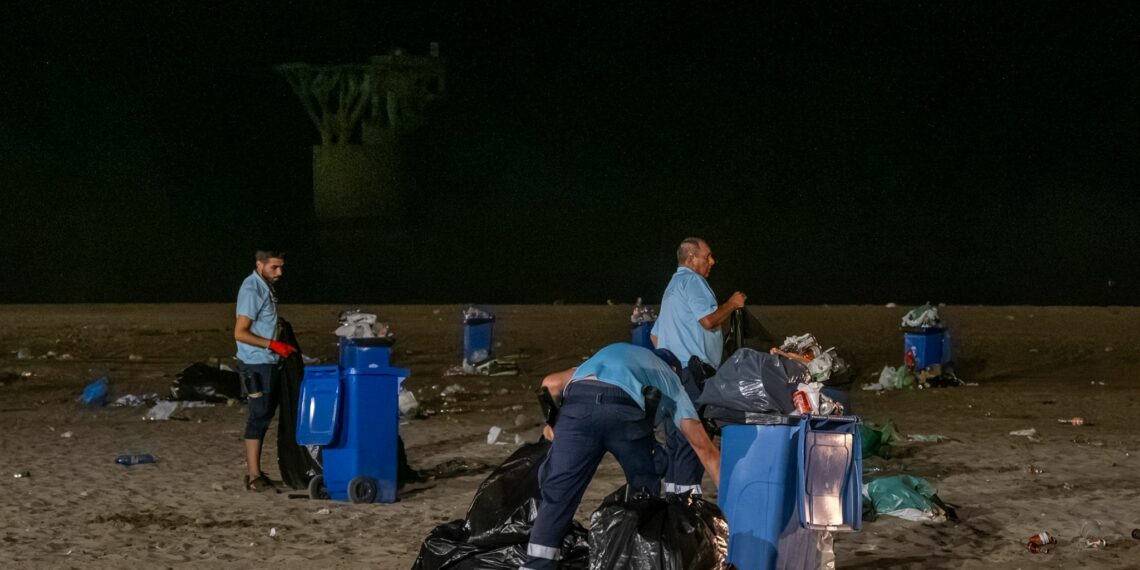 Marbella retira de sus playas en tiempo récord más de 200 toneladas de residuos tras la noche de San Juan