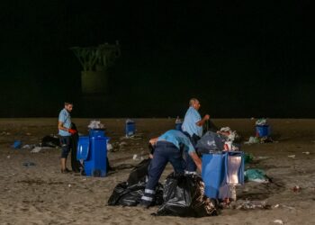 Marbella retira de sus playas en tiempo récord más de 200 toneladas de residuos tras la noche de San Juan