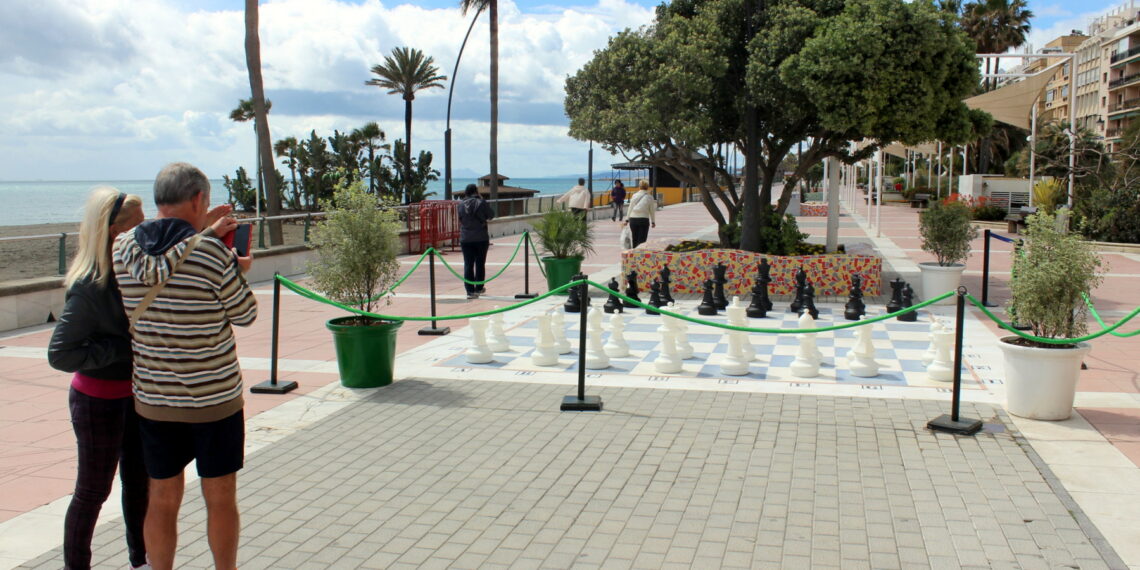 El Ayuntamiento de Estepona organizará partidas de ajedrez en los tableros gigantes del Paseo Marítimo durante todo el verano