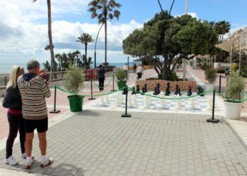 El Ayuntamiento de Estepona organizará partidas de ajedrez en los tableros gigantes del Paseo Marítimo durante todo el verano