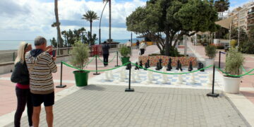 El Ayuntamiento de Estepona organizará partidas de ajedrez en los tableros gigantes del Paseo Marítimo durante todo el verano