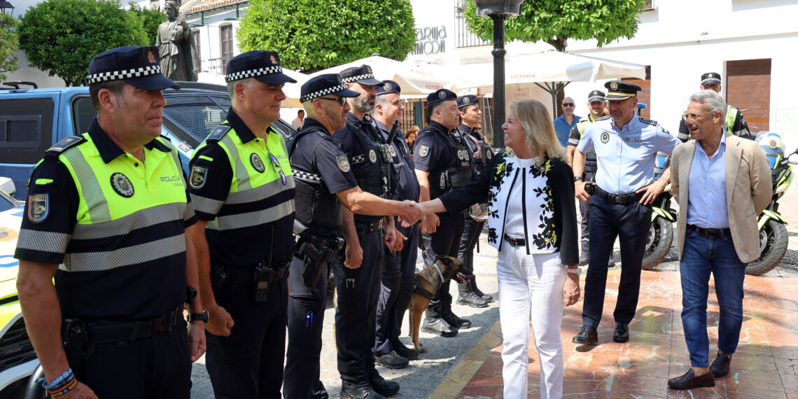 Inaugurada la Feria de Día con un homenaje a la Peña Los Mentirosos y la apertura de más de una veintena de barras instaladas en el Paseo de la Alameda y la avenida del Mar