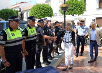 Inaugurada la Feria de Día con un homenaje a la Peña Los Mentirosos y la apertura de más de una veintena de barras instaladas en el Paseo de la Alameda y la avenida del Mar