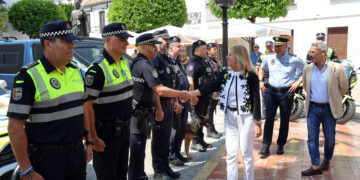 Inaugurada la Feria de Día con un homenaje a la Peña Los Mentirosos y la apertura de más de una veintena de barras instaladas en el Paseo de la Alameda y la avenida del Mar