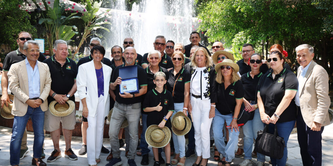 Inaugurada la Feria de Día con un homenaje a la Peña Los Mentirosos y la apertura de más de una veintena de barras instaladas en el Paseo de la Alameda y la avenida del Mar