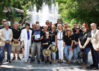 Inaugurada la Feria de Día con un homenaje a la Peña Los Mentirosos y la apertura de más de una veintena de barras instaladas en el Paseo de la Alameda y la avenida del Mar