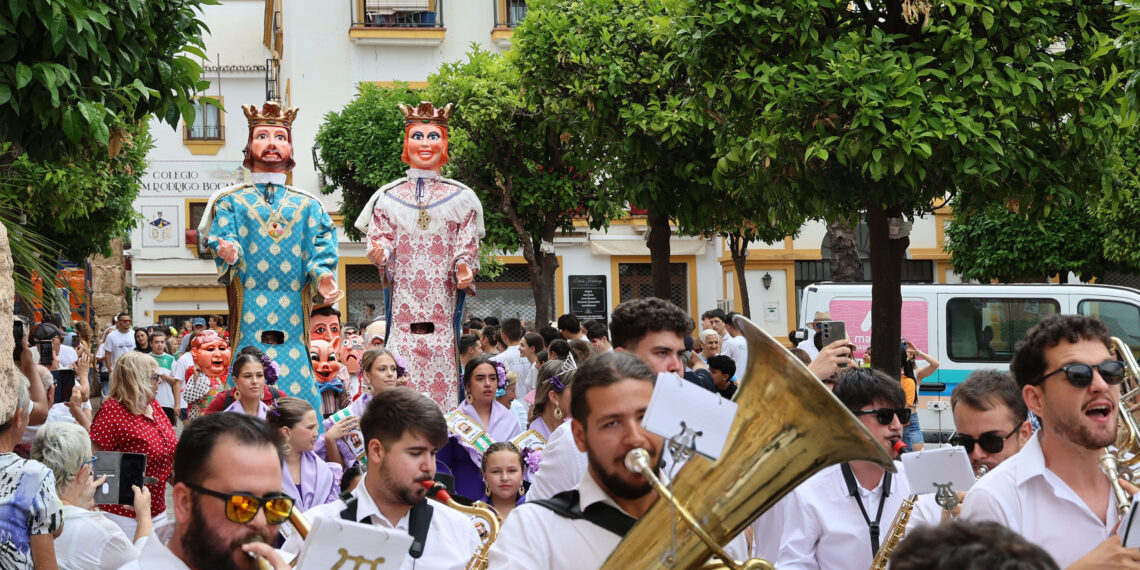 El Pendón de Marbella luce en la delegación de Fiestas en la víspera del Día del Patrón, San Bernabé