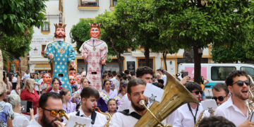 El Pendón de Marbella luce en la delegación de Fiestas en la víspera del Día del Patrón, San Bernabé