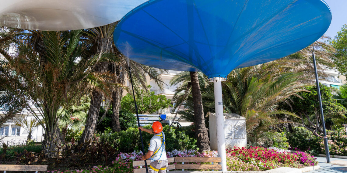 Estepona acomete la limpieza integral de todas las sombrillas del Paseo Marítimo