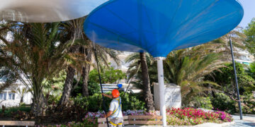 Estepona acomete la limpieza integral de todas las sombrillas del Paseo Marítimo
