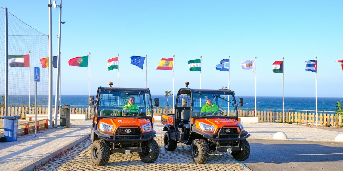 Marbella refuerza la limpieza del Paseo Marítimo con la incorporación de dos nuevos vehículos multiservicio