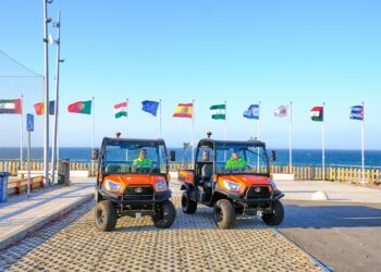 Marbella refuerza la limpieza del Paseo Marítimo con la incorporación de dos nuevos vehículos multiservicio