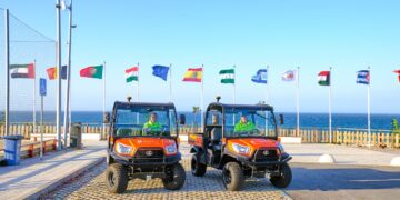 Marbella refuerza la limpieza del Paseo Marítimo con la incorporación de dos nuevos vehículos multiservicio