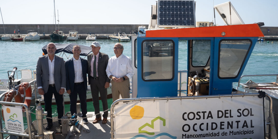 La Mancomunidad presenta el servicio de limpieza de las aguas litorales