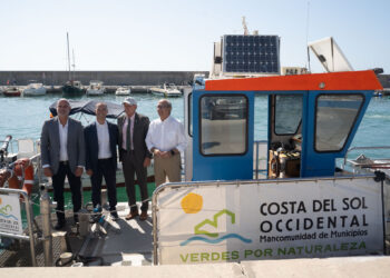 La Mancomunidad presenta el servicio de limpieza de las aguas litorales