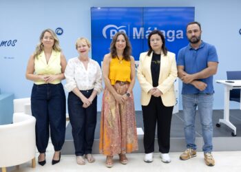 El PP alerta de que Málaga sufre 450 okupaciones de media al año y denuncia que el miedo de los propietarios a alquilar mantiene vacías 150.000 viviendas en la provincia