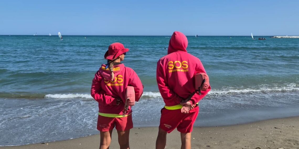 La rápida actuación de dos socorristas en Benalmádena estabiliza a una bañista tras desvanecerse en la playa