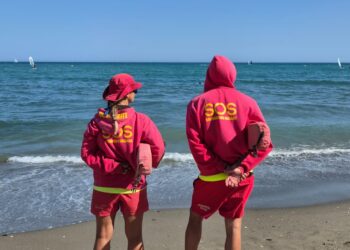 La rápida actuación de dos socorristas en Benalmádena estabiliza a una bañista tras desvanecerse en la playa