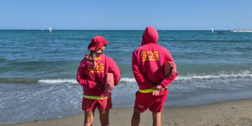 La rápida actuación de dos socorristas en Benalmádena estabiliza a una bañista tras desvanecerse en la playa