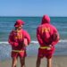 La rápida actuación de dos socorristas en Benalmádena estabiliza a una bañista tras desvanecerse en la playa