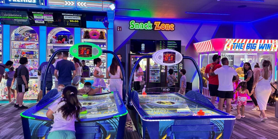 Miramar estrena una gran bolera Sould Park con arcade y ocio familiar en su terraza exterior