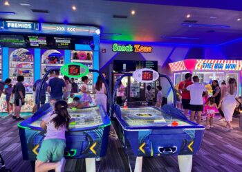 Miramar estrena una gran bolera Sould Park con arcade y ocio familiar en su terraza exterior