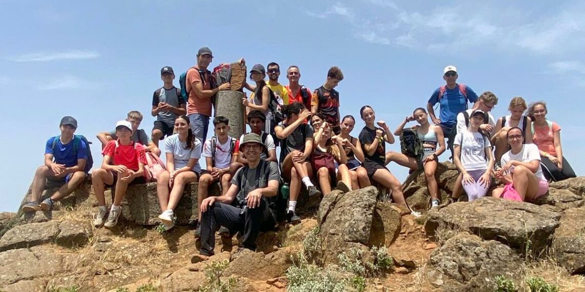 El ‘Programa de Senderismo Escolar 2025-26’ finaliza con una ruta guiada por la cara norte de Sierra Bermeja para alumnos de ESO y Bachillerato