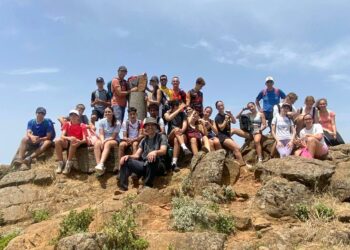 El ‘Programa de Senderismo Escolar 2025-26’ finaliza con una ruta guiada por la cara norte de Sierra Bermeja para alumnos de ESO y Bachillerato
