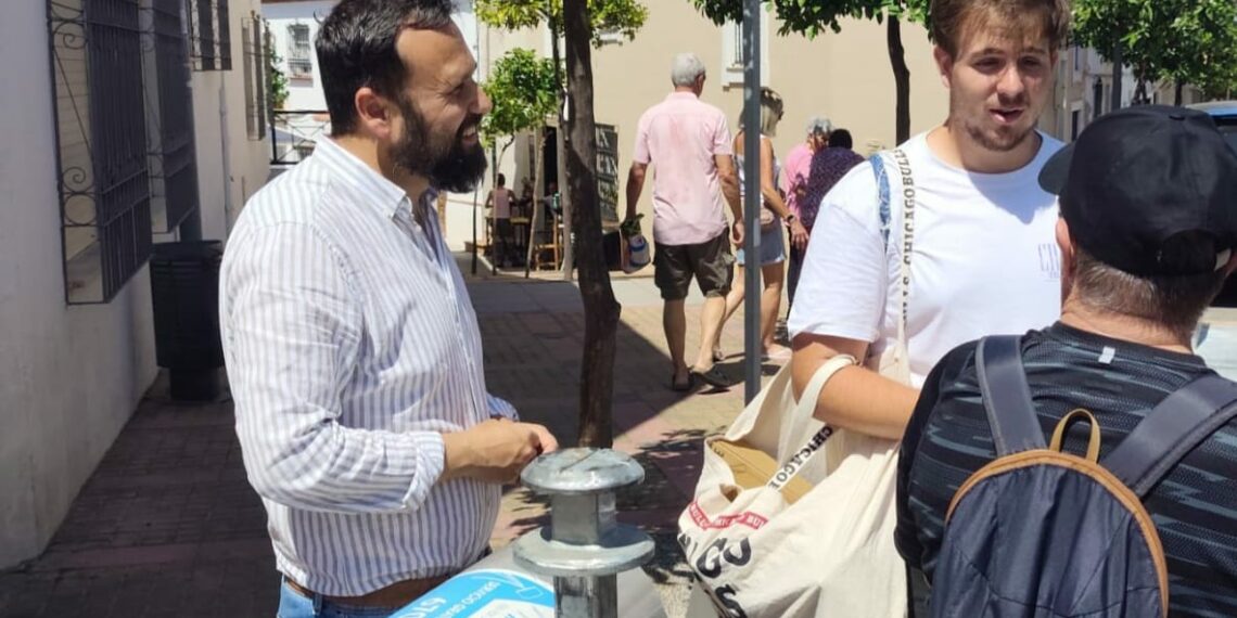 Benalmádena refuerza la concienciación ambiental con una campaña informativa en calles y comercios