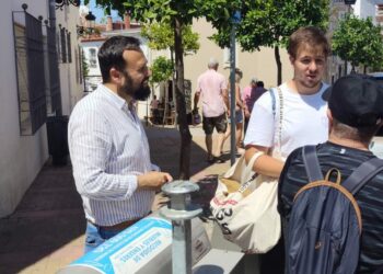 Benalmádena refuerza la concienciación ambiental con una campaña informativa en calles y comercios