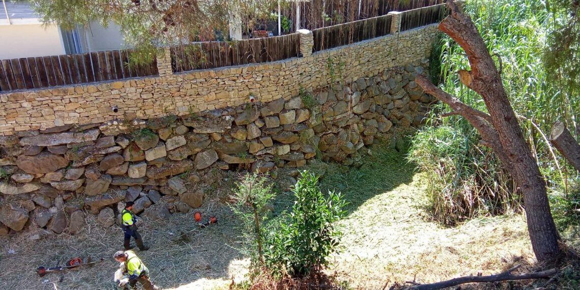 Benalmádena intensifica la limpieza de cauces y el desbroce de parcelas municipales para reforzar la prevención de incendios