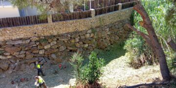 Benalmádena intensifica la limpieza de cauces y el desbroce de parcelas municipales para reforzar la prevención de incendios