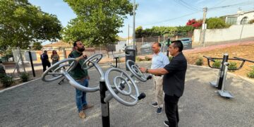Lara supervisa las mejoras realizadas en la urbanización Veracruz con la creación de una zona biosaludable, tareas de desbroce y la remodelación de la calle Esteban Martín