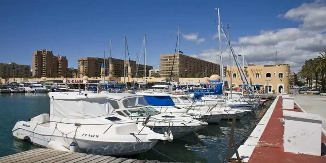 Fallece un hombre de 30 años al chocar una moto acuática y un barco en Fuengirola