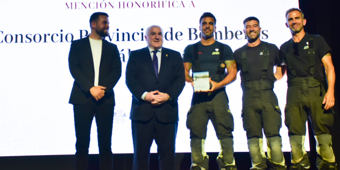 El Consorcio Provincial de Bomberos recibe una Mención Honorífica de Casares por su labor durante las inundaciones de febrero