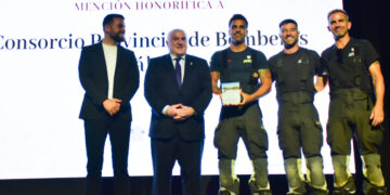 El Consorcio Provincial de Bomberos recibe una Mención Honorífica de Casares por su labor durante las inundaciones de febrero