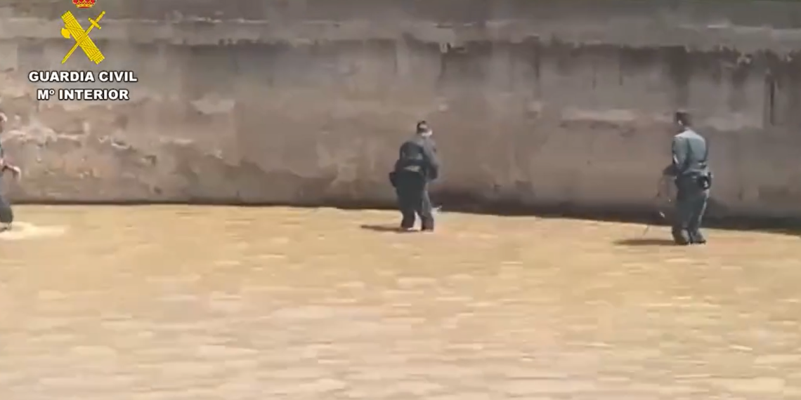 La Guardia Civil rescata una cabra montesa atrapada en una balsa de riego en Cártama
