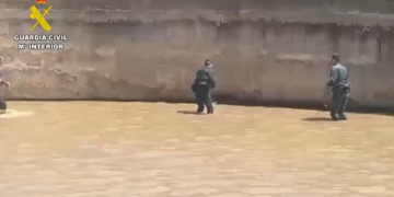 La Guardia Civil rescata una cabra montesa atrapada en una balsa de riego en Cártama