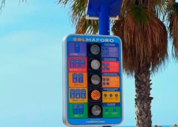 Torremolinos apuesta por semáforos inteligentes con información sobre radiación ultravioleta en sus playas
