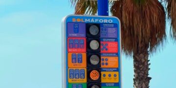 Torremolinos apuesta por semáforos inteligentes con información sobre radiación ultravioleta en sus playas