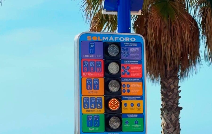 Torremolinos apuesta por semáforos inteligentes con información sobre radiación ultravioleta en sus playas