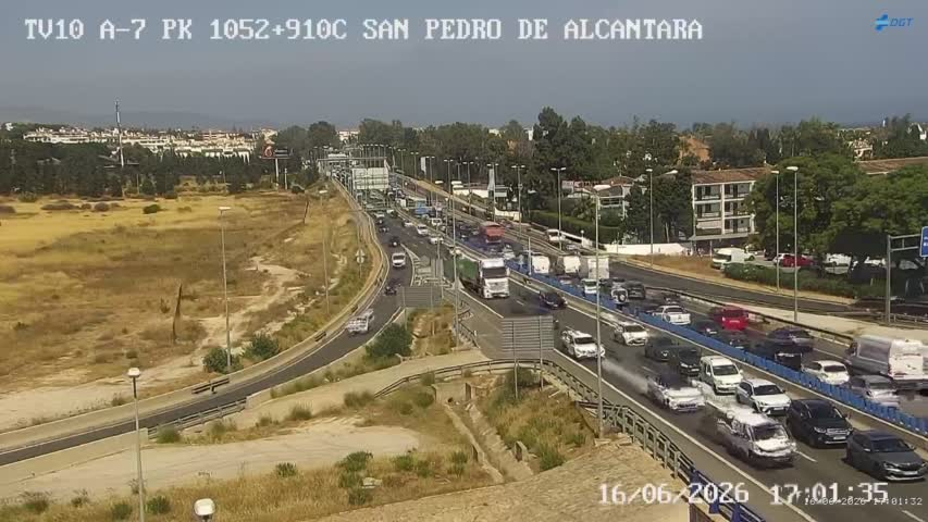 Colapso en la A-7 por San Pedro Alcántara: cerrado un carril y retenciones en ambos sentidos