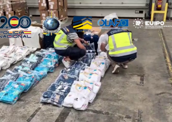 Intervenidas más de 16 toneladas de equipaciones de fútbol falsificadas que iban a distribuirse durante el Mundial de Fútbol 2026