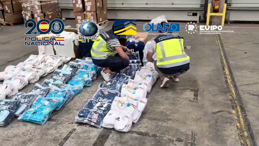 Intervenidas más de 16 toneladas de equipaciones de fútbol falsificadas que iban a distribuirse durante el Mundial de Fútbol 2026