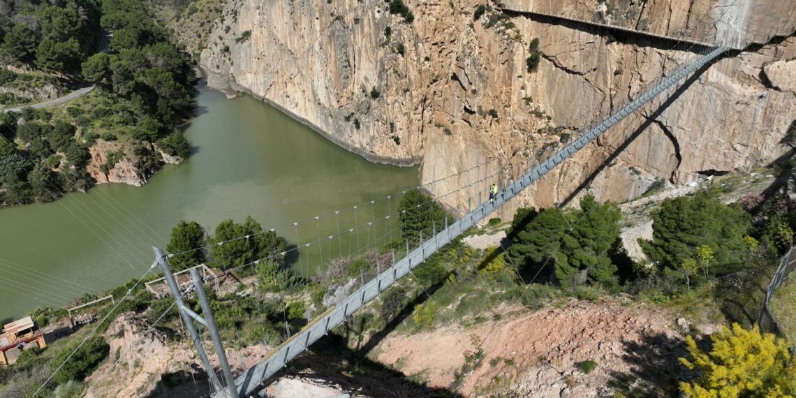 El nuevo puente colgante del Caminito del Rey, de 110 metros de largo, se abre al público el miércoles 10 de junio