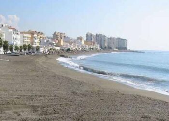 Fallece un bañista de 65 años en una playa de Vélez-Málaga