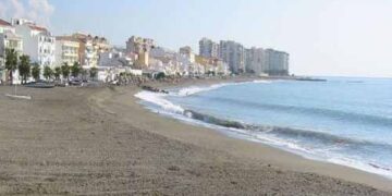 Fallece un bañista de 65 años en una playa de Vélez-Málaga