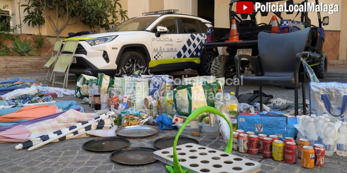 Denunciadas siete personas por venta ilegal y ocupación del espacio público en la playa La Malagueta