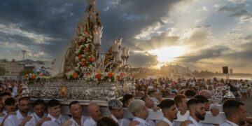 Marbella volverá a rendir homenaje este sábado a la Virgen del Carmen con el tradicional ascenso submarino de la imagen en la Playa de El Cable